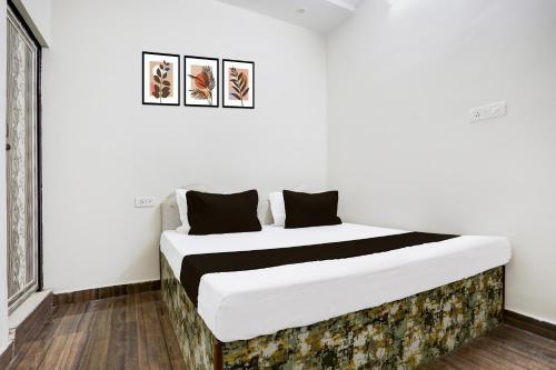 Ένα ή περισσότερα κρεβάτια σε δωμάτιο στο Hotel O Vaibhav Lakshmi In