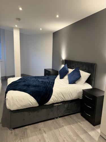 Una cama o camas en una habitación de Elegantstays