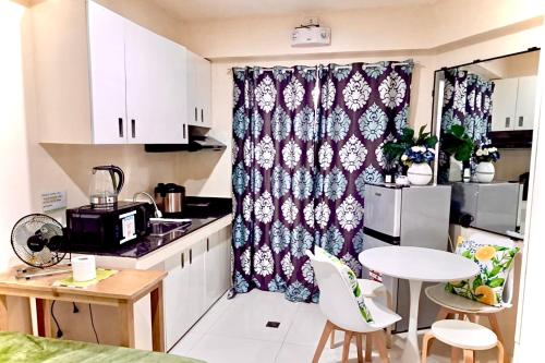 Una cocina con una cortina de ducha floreada en una cocina. en BURNHAM HILL CONDOMINIUM, en Baguio