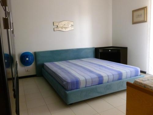 ein kleines Schlafzimmer mit einem blauen Bett in einem Zimmer in der Unterkunft Casa Martina in Marina di Ragusa