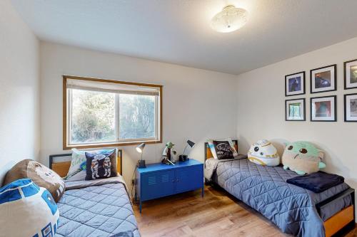 a bedroom with two beds and a window at Reedsport Hideaway in Reedsport