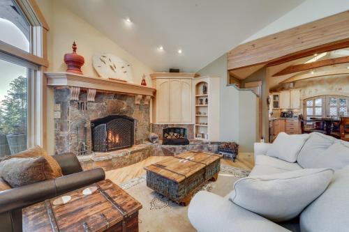 Ruang duduk di Scenic Lake Tahoe Retreat