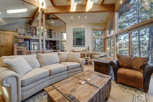 Ruang duduk di Scenic Lake Tahoe Retreat