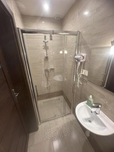 a bathroom with a shower and a sink at Studio Mączyńskiego nr 9 in Jarosław