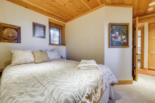 Katil atau katil-katil dalam bilik di Scenic Lake Tahoe Retreat