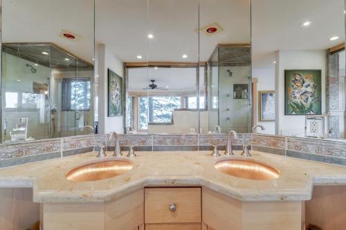 Bilik mandi di Scenic Lake Tahoe Retreat