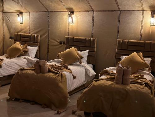 Postel nebo postele na pokoji v ubytování Sania Luxury Camp