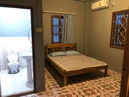 1 dormitorio con cama y aseo en Manyvanh Guesthouse, en Luang Prabang