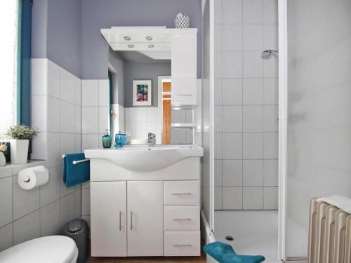 a bathroom with a white sink and a shower at Bootshaus in Mirow mit überdachter Terrasse in Mirow