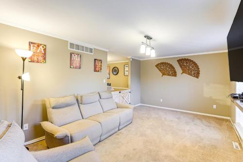Posezení v ubytování 3 Mi to Dover Motor Speedway Pet-Friendly Retreat