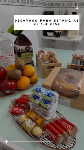 een koelkast met wat voedsel op een aanrecht bij Abuela Maruja - piso turístico en Cee in Cee