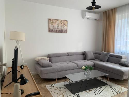 a living room with a couch and a table at Agoraapartment in Peje