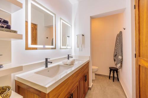 Ένα μπάνιο στο Cerritos Surf Residences