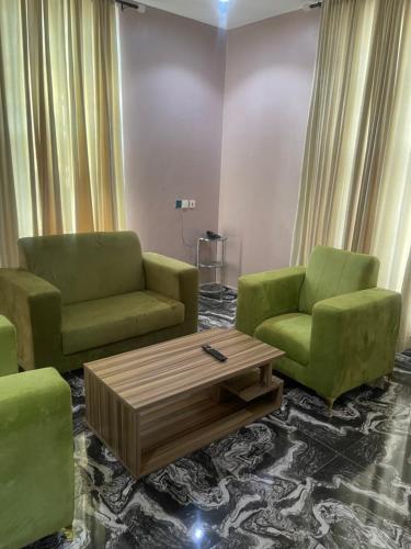 Ein Sitzbereich in der Unterkunft Ja Oak Hotel & suite