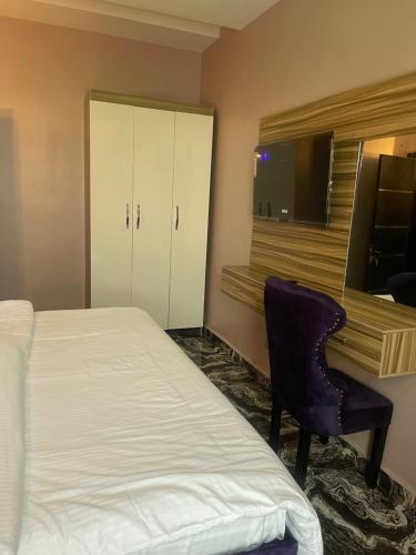 Ein Bett oder Betten in einem Zimmer der Unterkunft Ja Oak Hotel & suite