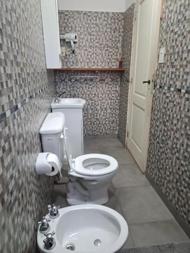 a bathroom with a toilet and a sink at MarinaBella Habitación 5 in Rada Tilly