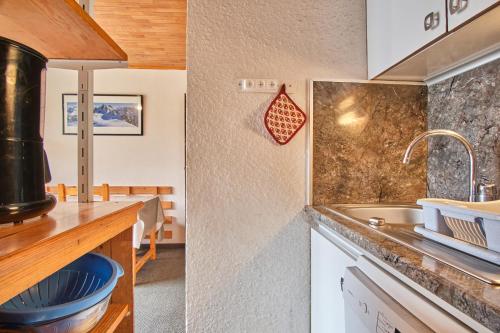 una cocina con fregadero y encimera en Eperon - Les 2 Alpes, en Les Deux Alpes