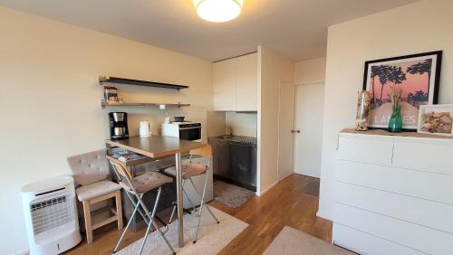 Il comprend une petite cuisine avec un bureau et un four micro-ondes. dans l'établissement Studio ultra cosy et chic avec vue sur l'océan 3*, à Seignosse