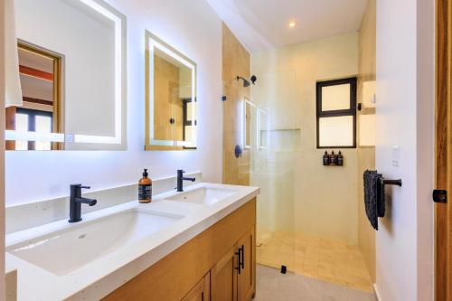 Ένα μπάνιο στο Cerritos Surf Residences