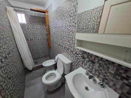 a bathroom with a toilet and a sink at MarinaBella Habitación 5 in Rada Tilly