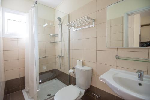 un baño con inodoro y lavabo en Eligonia Hotel Apartments, en Ayia Napa