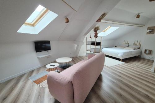 un salon avec un canapé et une télévision dans l'établissement La Canopée de Vichy - 4min Gare, à Vichy