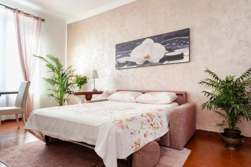 a bedroom with a bed and a flower picture on the wall at Appartamento Benaco 98 mq a Milano - Fondazione Prada in Milan