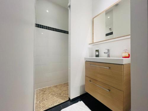 une salle de bain avec un lavabo et une douche dans l'établissement logement neuf avec accès indépendant, à Poitiers