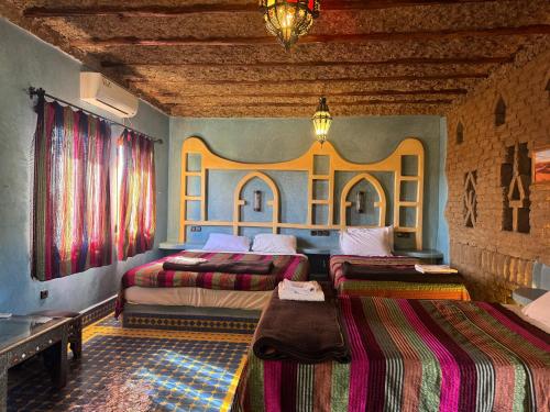 Ένα ή περισσότερα κρεβάτια σε δωμάτιο στο Hotel ksar merzouga