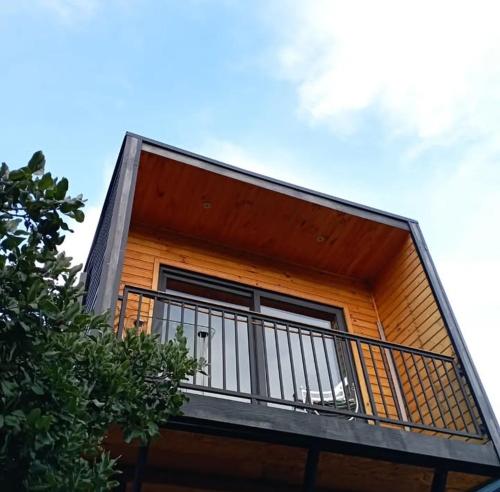 a building with a balcony on the side of it at Refugio Silvestre Parque Nacional Siete Tazas-Salida a río y pesca in El Bolsico