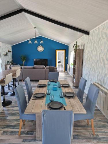 une salle à manger avec une table et des murs bleus dans l'établissement Villa Familiale near beaches, à Les Sables-dʼOlonne