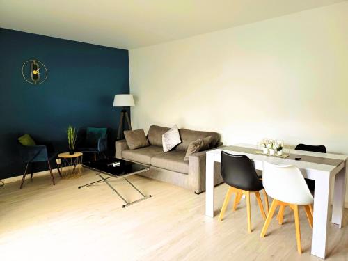un salon avec un canapé, une table et des chaises dans l'établissement 7 people, 5 MINUTES Paris, Metro, Parking, à Saint-Denis