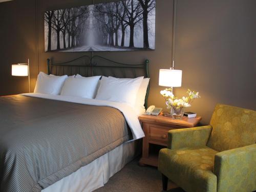 מיטה או מיטות בחדר ב-Confederation Place Hotel
