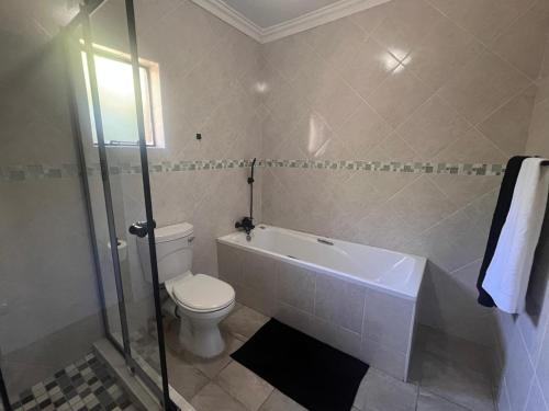Ένα μπάνιο στο Seasons Inn Self-catering guesthouse