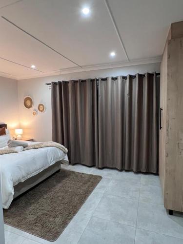 Ένα ή περισσότερα κρεβάτια σε δωμάτιο στο Seasons Inn Self-catering guesthouse