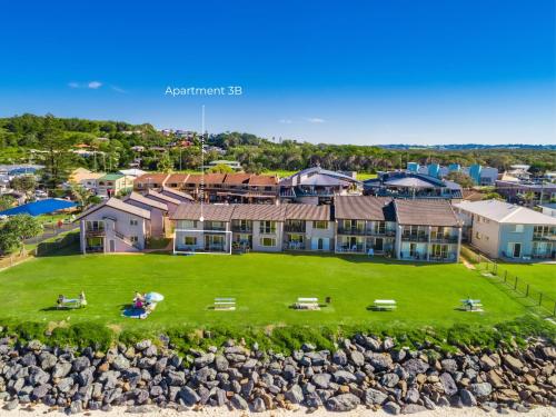 レノックス・ヘッドにあるAbsolute Beachfront Apartment 3Bの広い庭のある家の空中風景