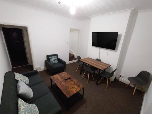 Una televisión o centro de entretenimiento en C Spacious 5 Bed - Pkg WiFi Long Stays