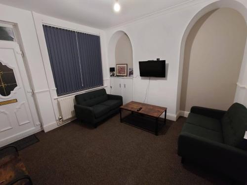 Una televisión o centro de entretenimiento en C Spacious 5 Bed - Pkg WiFi Long Stays