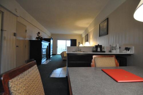 a room with a kitchen and a table and chairs at Hillside Inn in Madison
