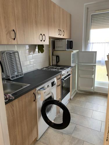 kuchnia ze zlewem i kuchenką górny piekarnik w obiekcie Sweet-home erkélyes apartman Kaposvár w mieście Kaposvár