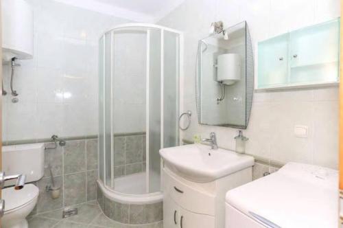 Ένα μπάνιο στο Villa Casa with indoor pool