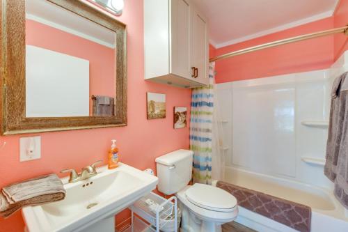 Ένα μπάνιο στο Walk to Beach and Pier Updated Abode in Rockport!