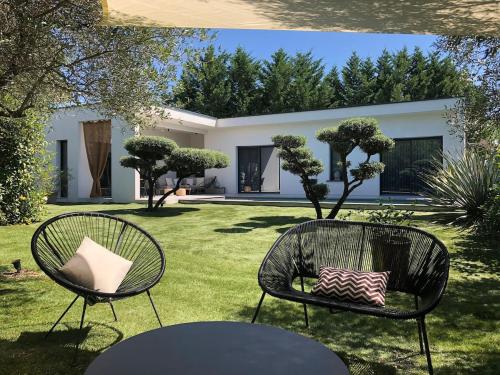 アレスにあるVilla LOUNA 3 chambresの家の前の芝生に座る椅子2脚