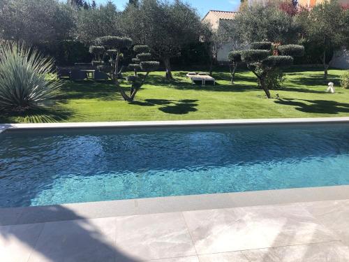 - une piscine dans une cour arborée dans l'établissement Villa LOUNA 3 chambres, à Alès