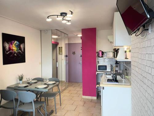 une cuisine et une salle à manger avec une table et des chaises dans l'établissement Résidence Port Soleil Bâtiment B3 - Studio 2 pers. - Résidence Port Soleil MAE-5281, au Cap d'Agde