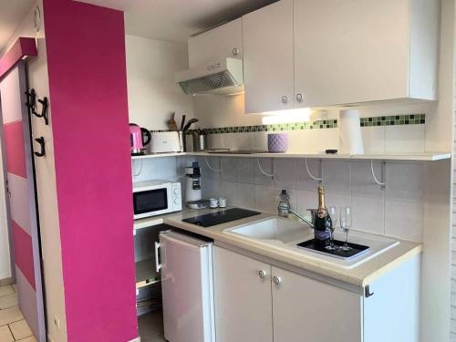 une petite cuisine avec des armoires blanches et un évier dans l'établissement Résidence Port Soleil Bâtiment B3 - Studio 2 pers. - Résidence Port Soleil MAE-5281, au Cap d'Agde