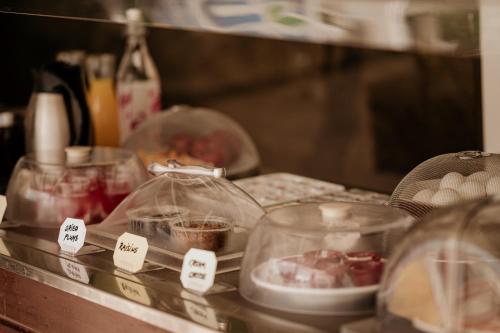 een toonbank met schalen met eten in plastic bakjes bij Iphigenia Mythic Retreat in Chersonissos