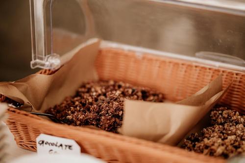 een mand vol zaden die op een tafel staat bij Iphigenia Mythic Retreat in Chersonissos