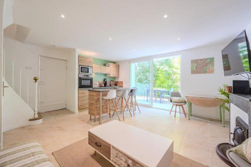 une cuisine et un salon avec une table et des chaises dans l'établissement La Clémente, à Toulon