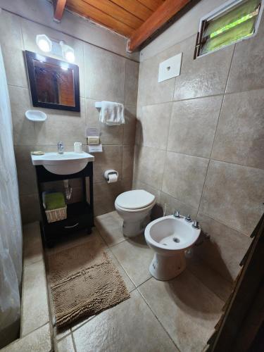 un baño con inodoro y lavabo en La Lucinda - Campo y mar, en Chapadmalal